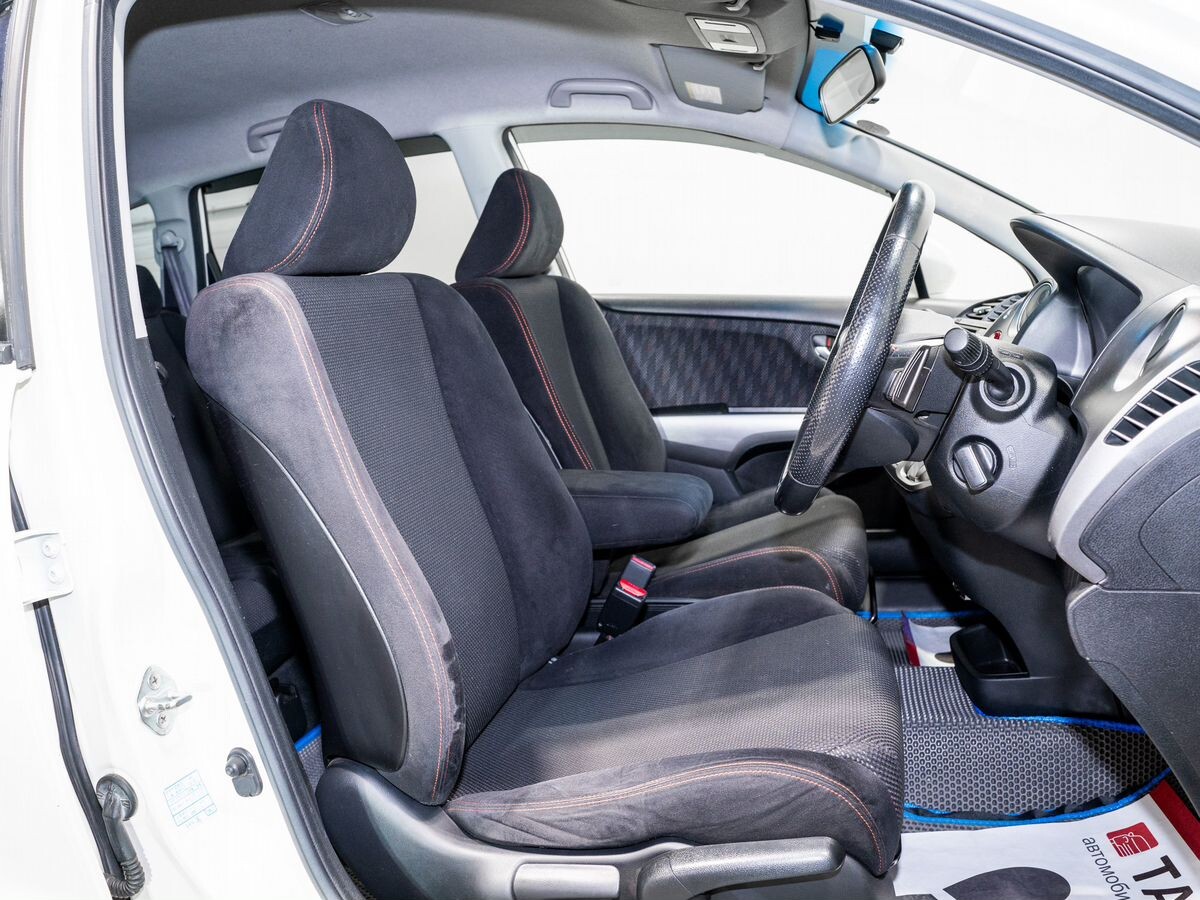 Honda Stream 2010 - фото автомобиля