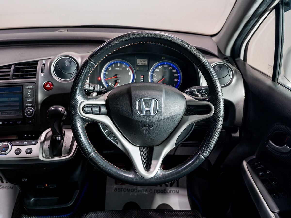 Honda Stream 2010 - фото автомобиля