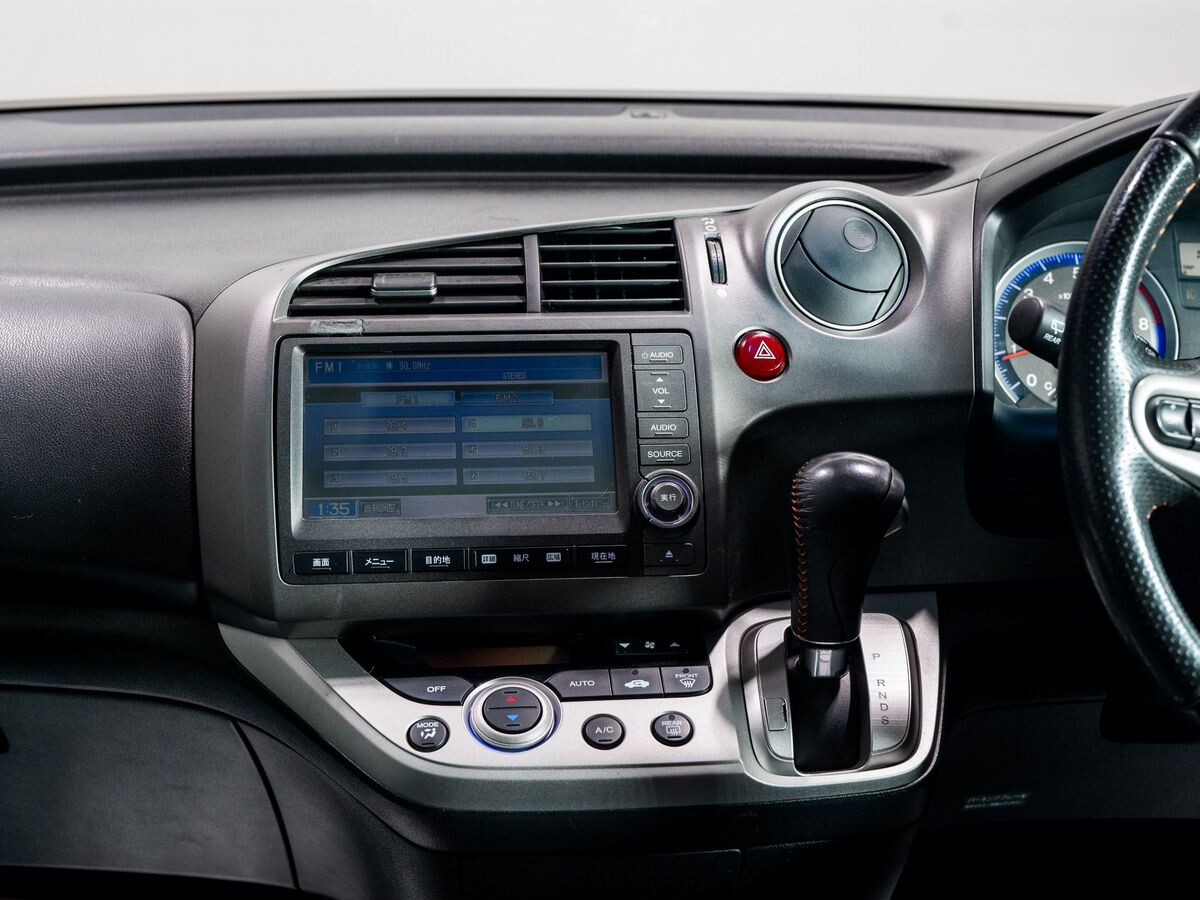 Honda Stream 2010 - фото автомобиля