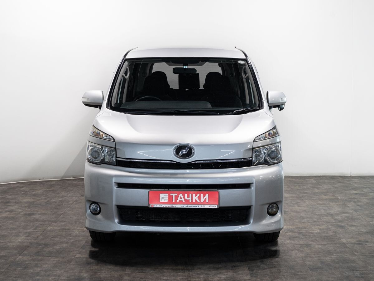 Toyota Voxy 2012 - фото автомобиля