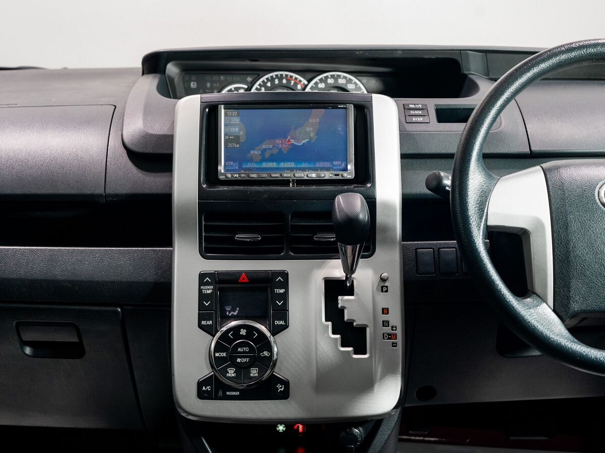 Toyota Voxy 2012 - фото автомобиля