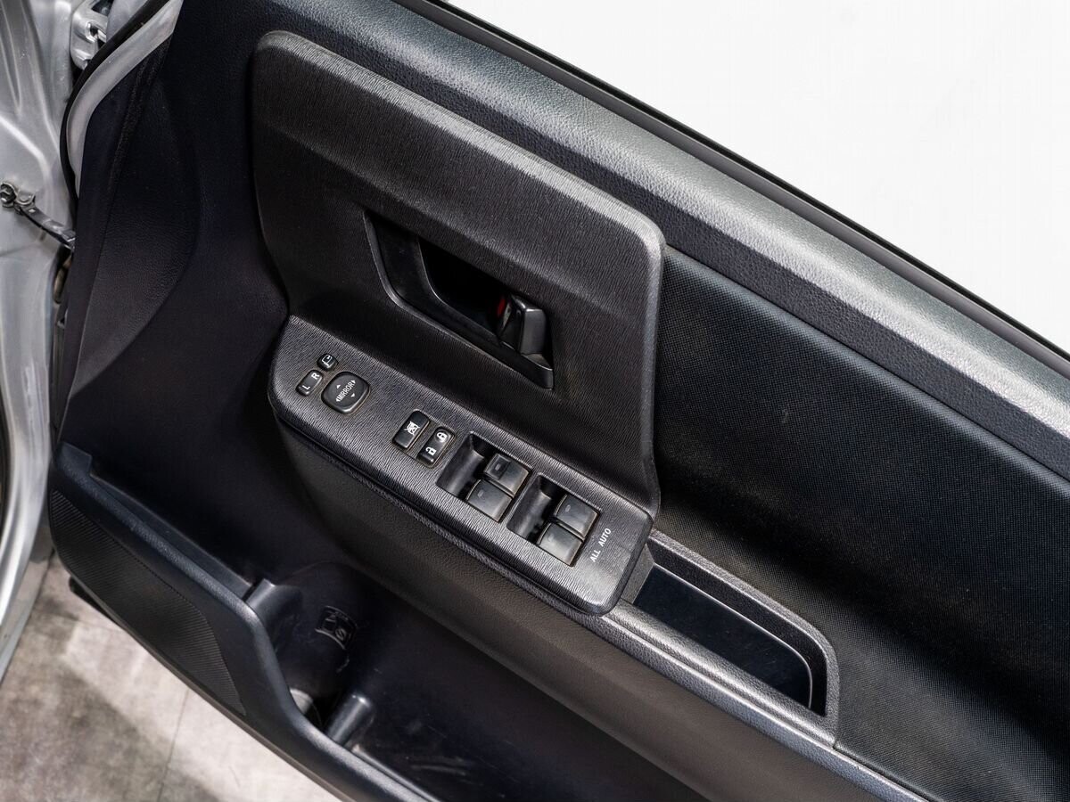 Toyota Voxy 2012 - фото автомобиля