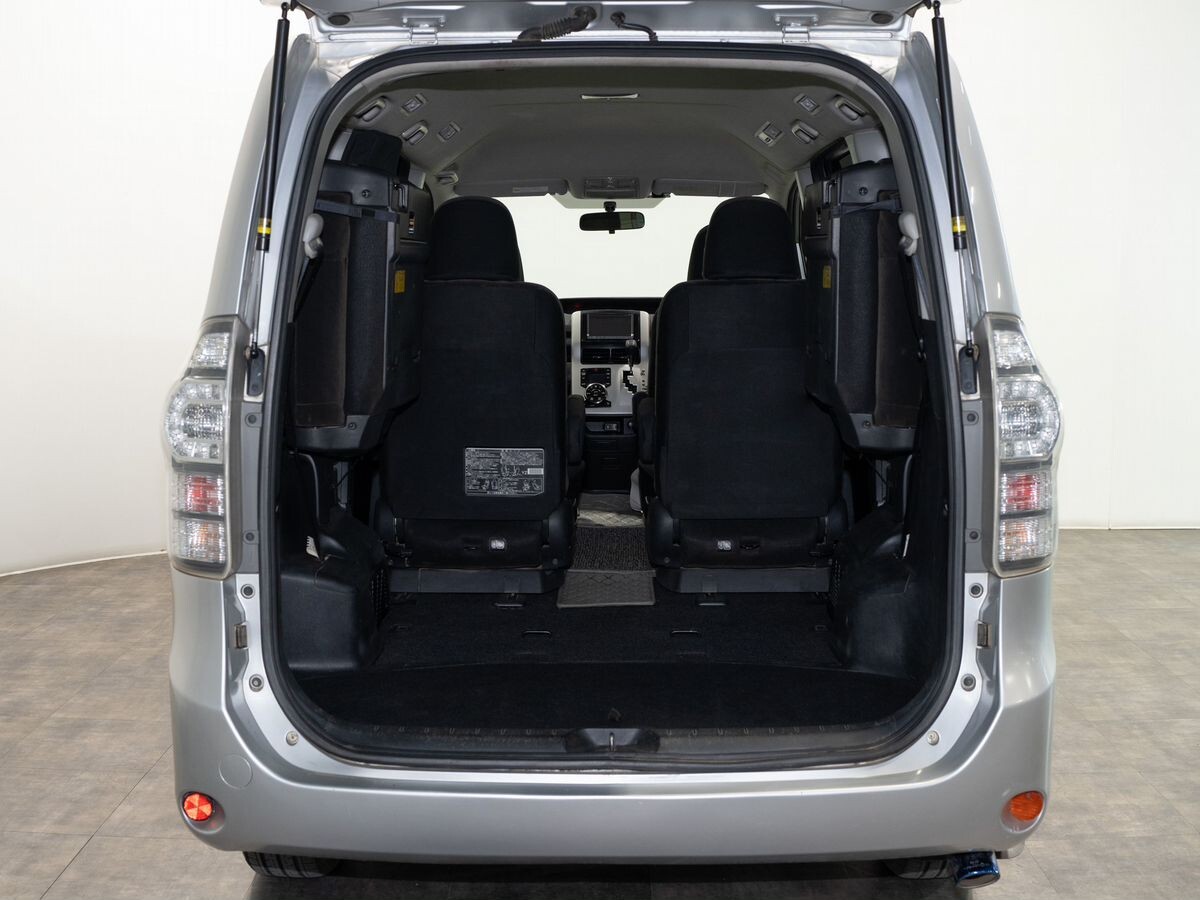 Toyota Voxy 2012 - фото автомобиля