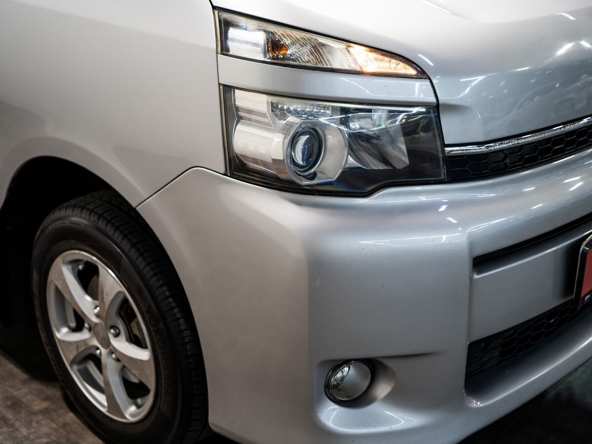 Toyota Voxy 2012 - фото автомобиля
