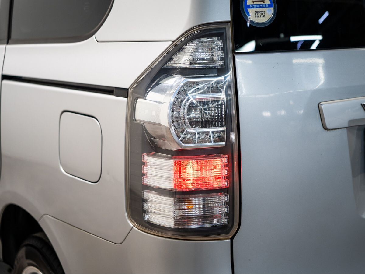 Toyota Voxy 2012 - фото автомобиля