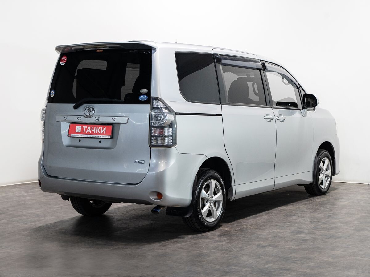 Toyota Voxy 2012 - фото автомобиля