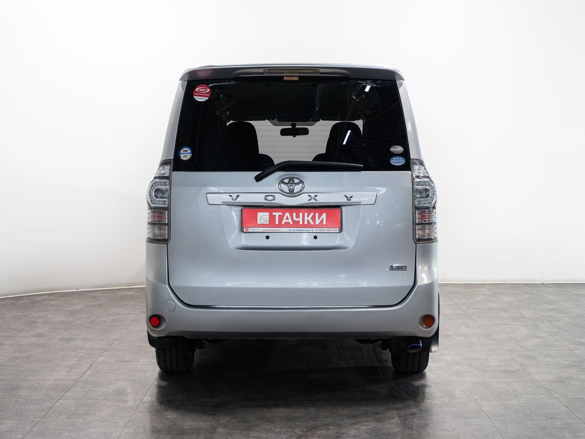 Toyota Voxy 2012 - фото автомобиля