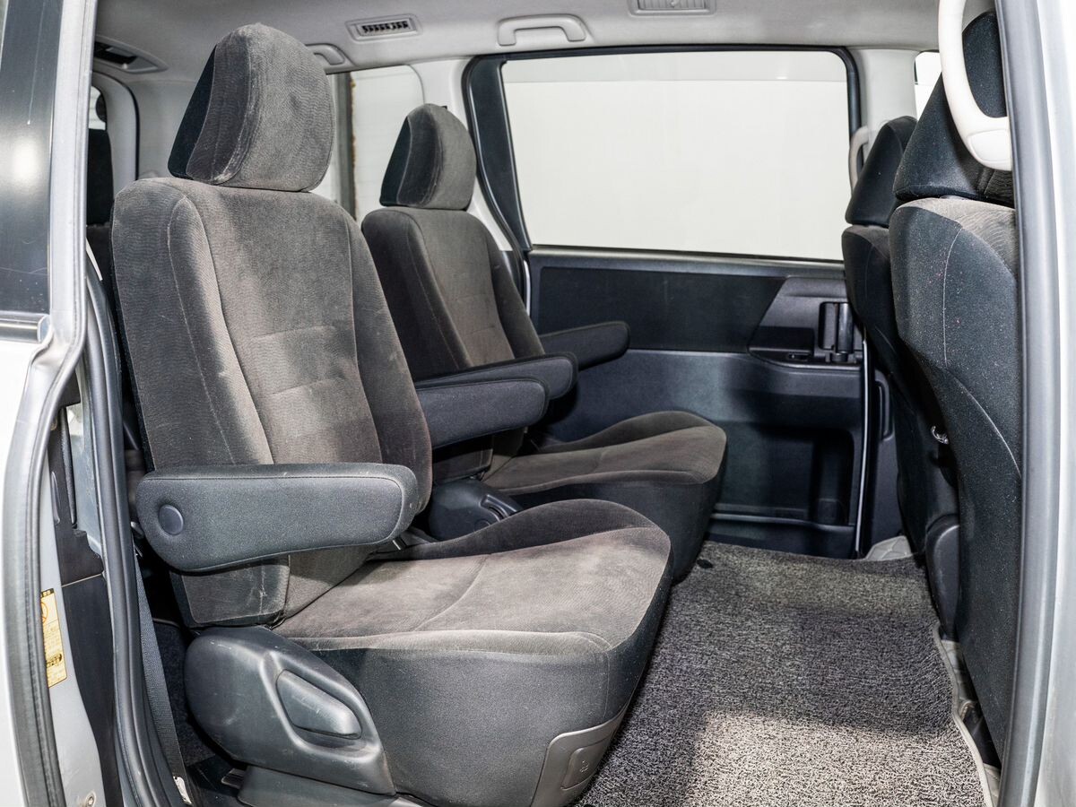 Toyota Voxy 2012 - фото автомобиля