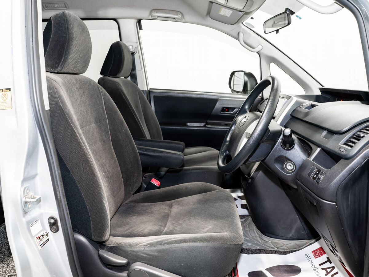 Toyota Voxy 2012 - фото автомобиля
