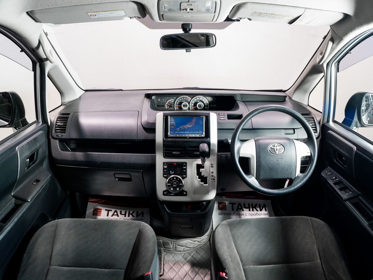 Toyota Voxy 2012 - фото автомобиля