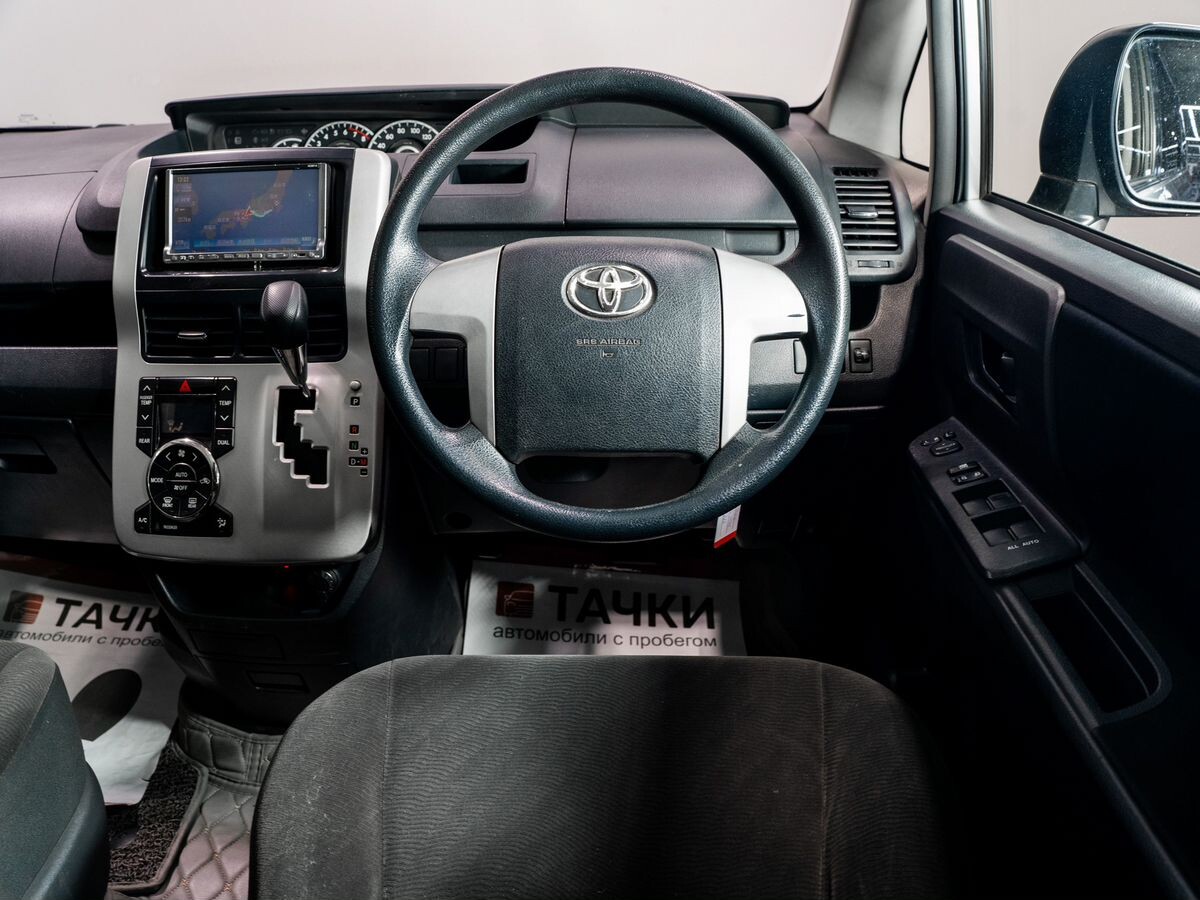 Toyota Voxy 2012 - фото автомобиля