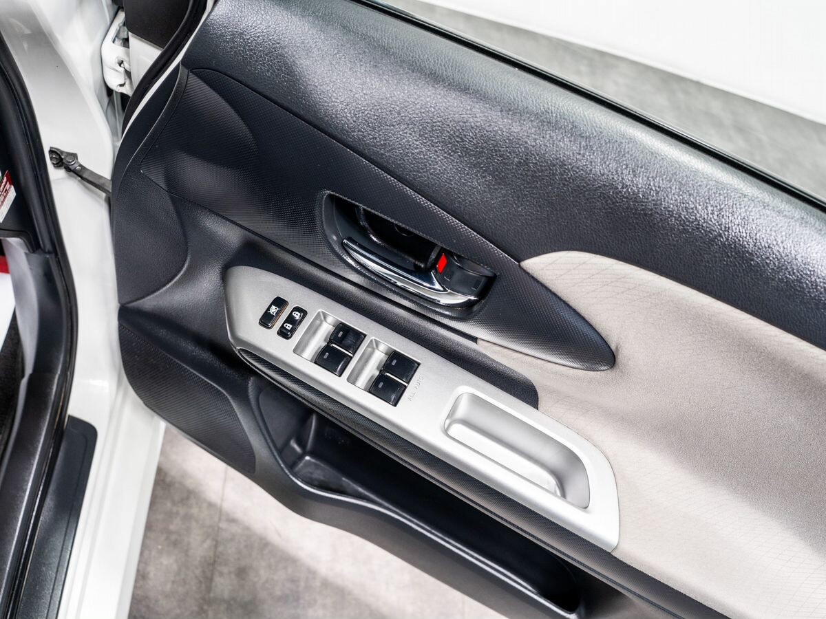 Toyota Wish 2010 - фото автомобиля