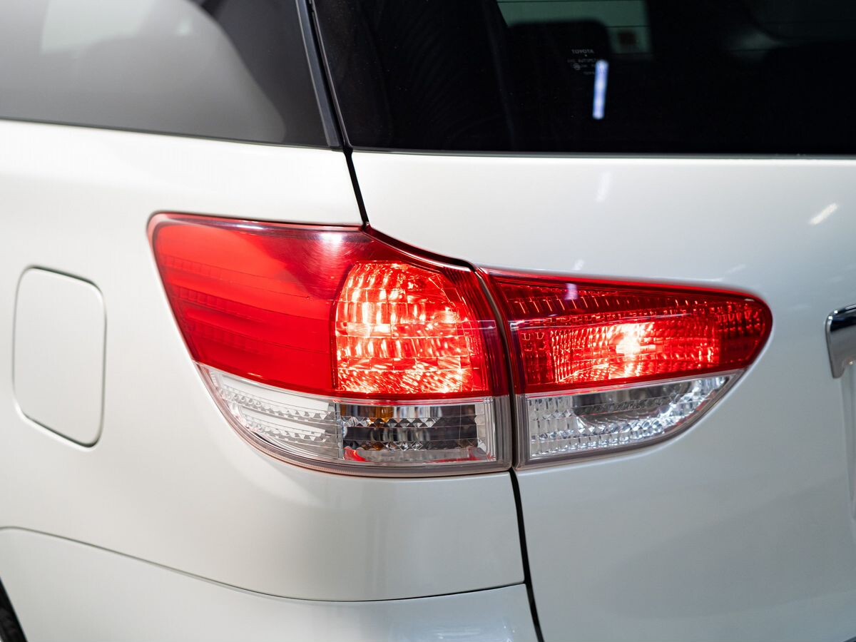 Toyota Wish 2010 - фото автомобиля