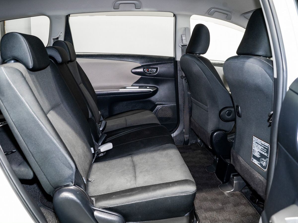 Toyota Wish 2010 - фото автомобиля