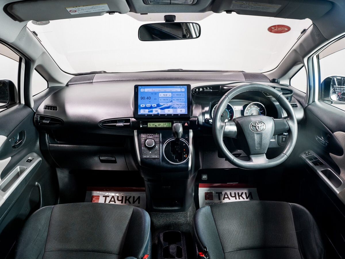 Toyota Wish 2010 - фото автомобиля