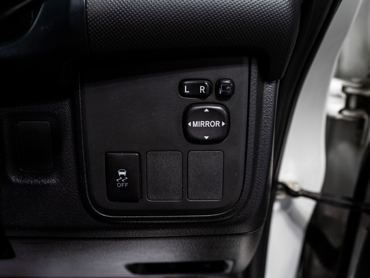 Toyota Wish 2011 - фото автомобиля