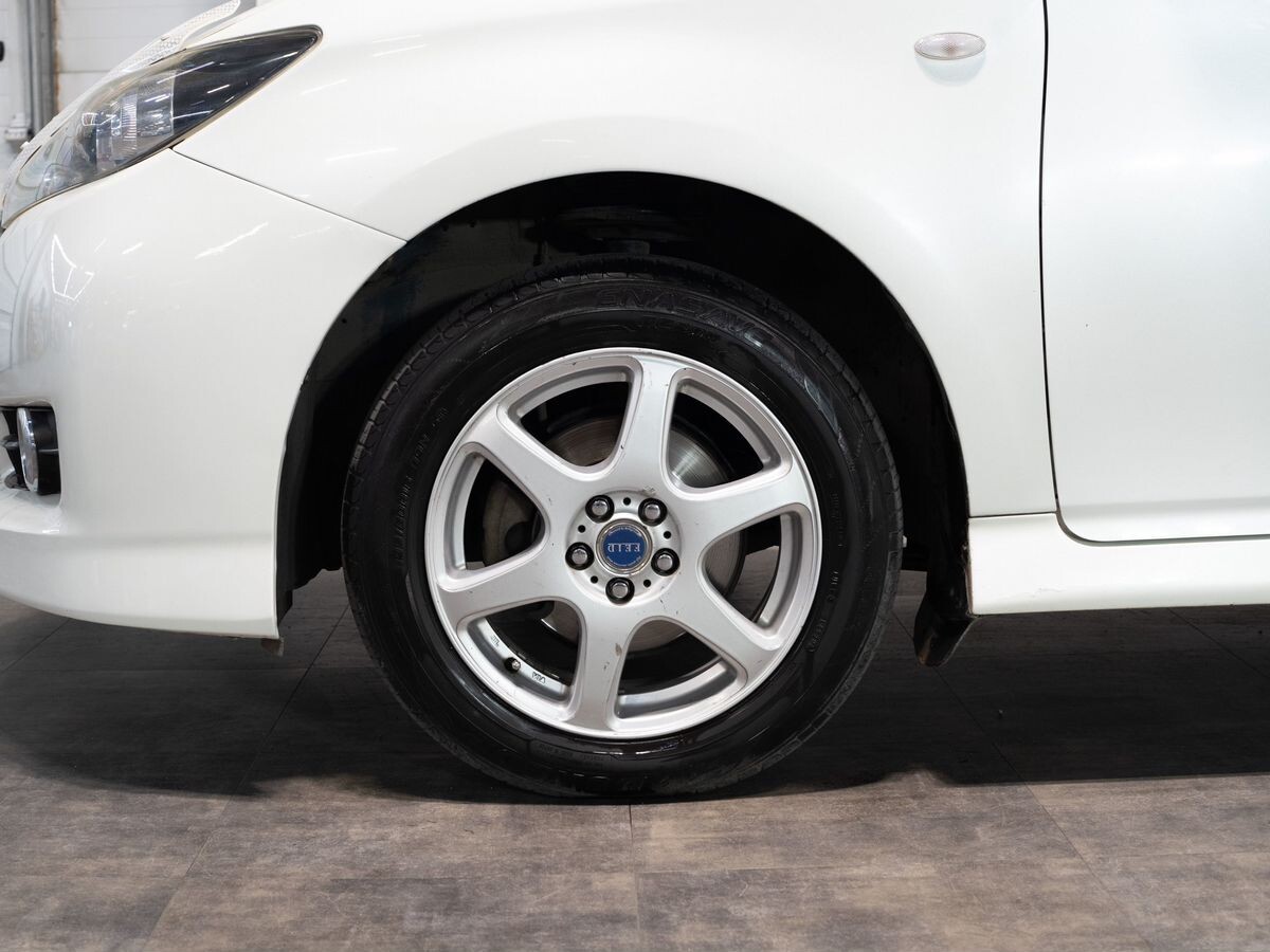 Toyota Wish 2011 - фото автомобиля