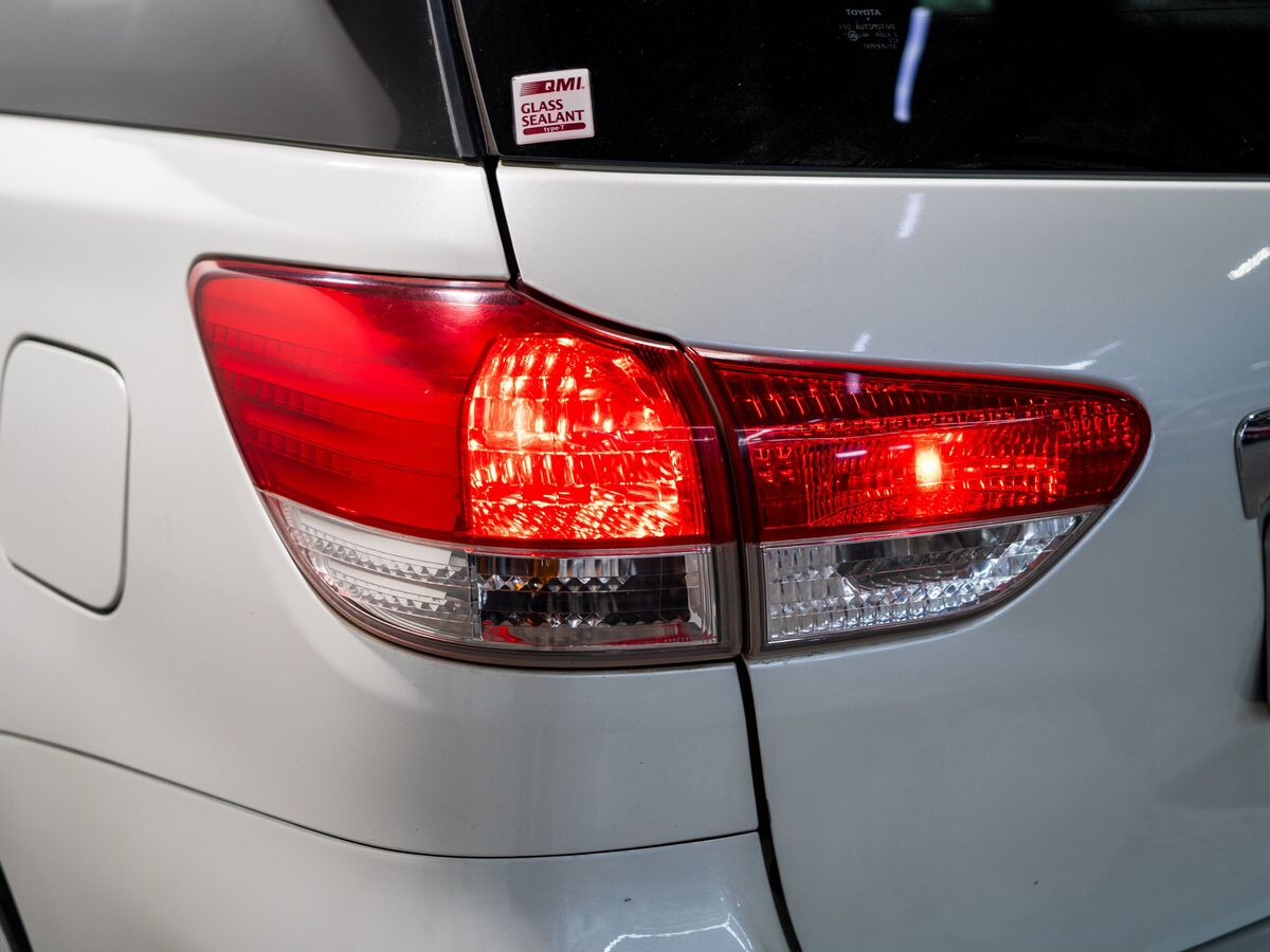 Toyota Wish 2011 - фото автомобиля