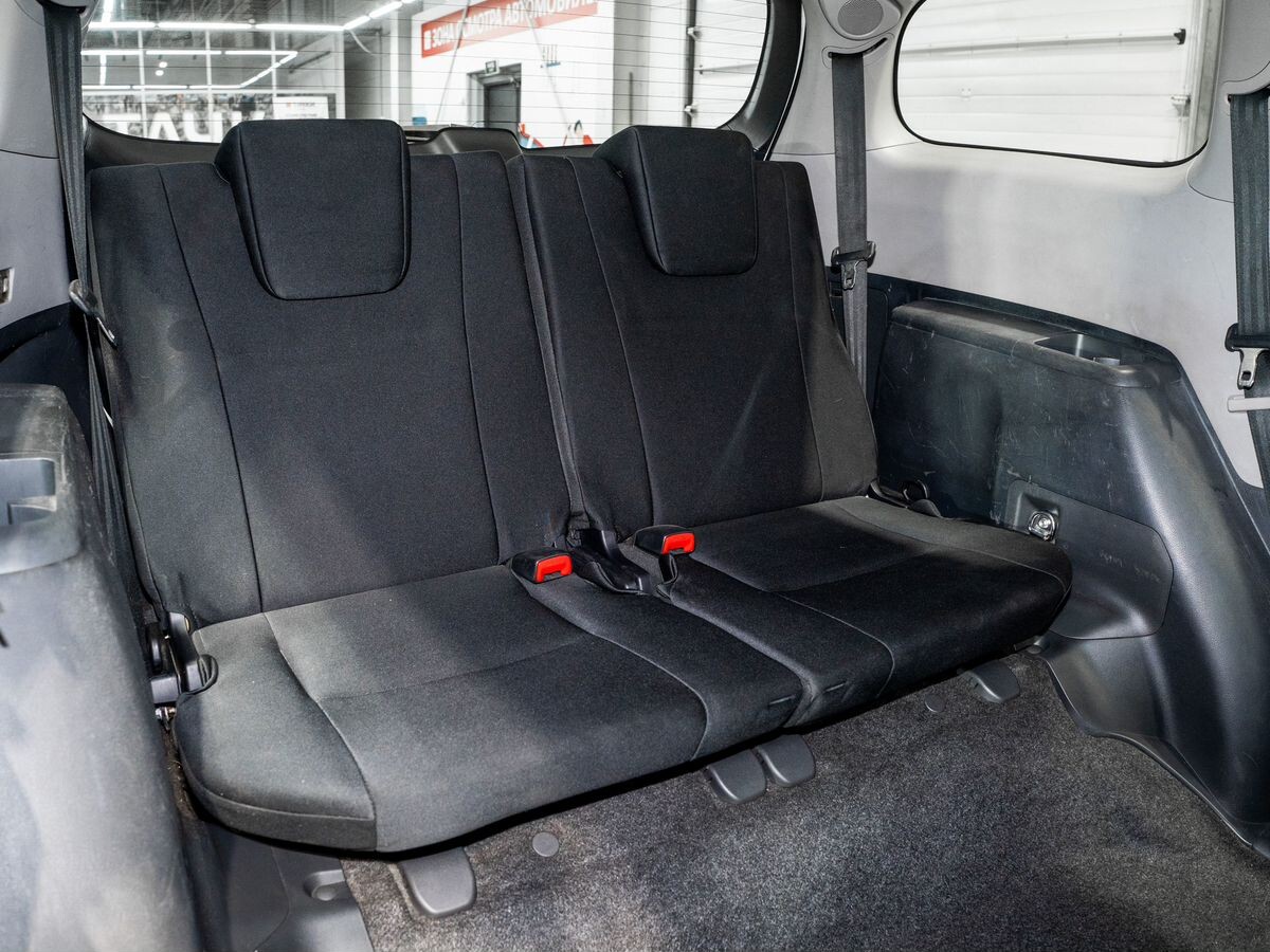 Toyota Wish 2011 - фото автомобиля