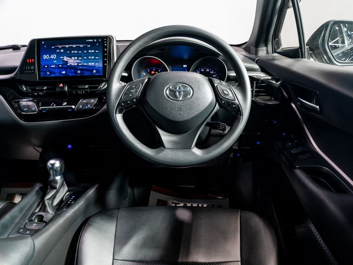 Toyota C-HR 2022 - фото автомобиля