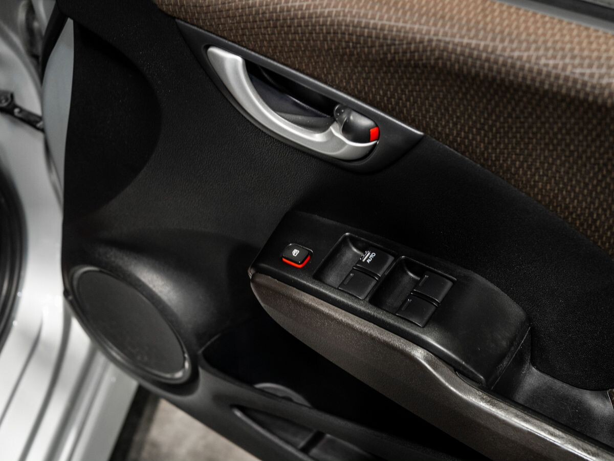 Honda Fit Shuttle 2012 - фото автомобиля