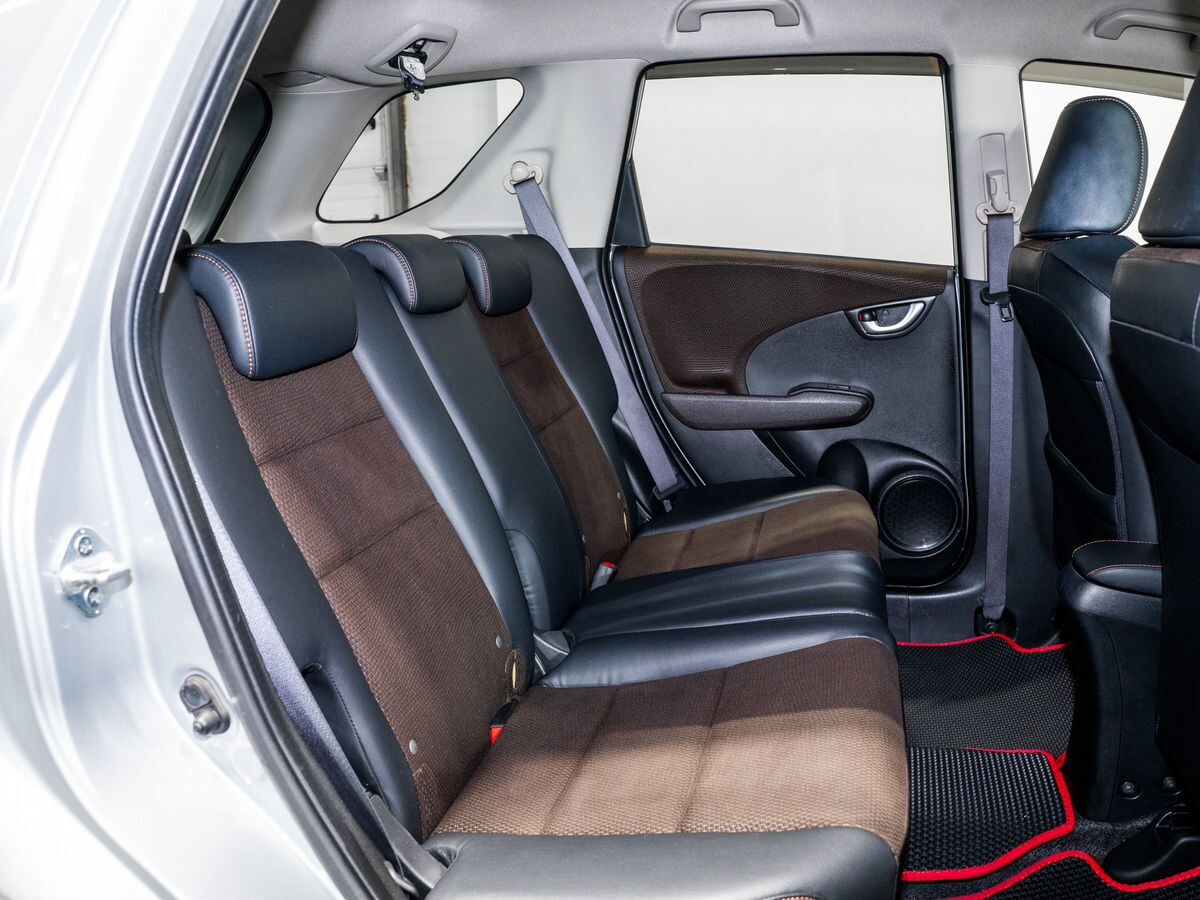 Honda Fit Shuttle 2012 - фото автомобиля