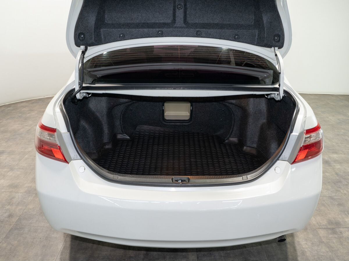 Toyota Camry 2010 - фото автомобиля
