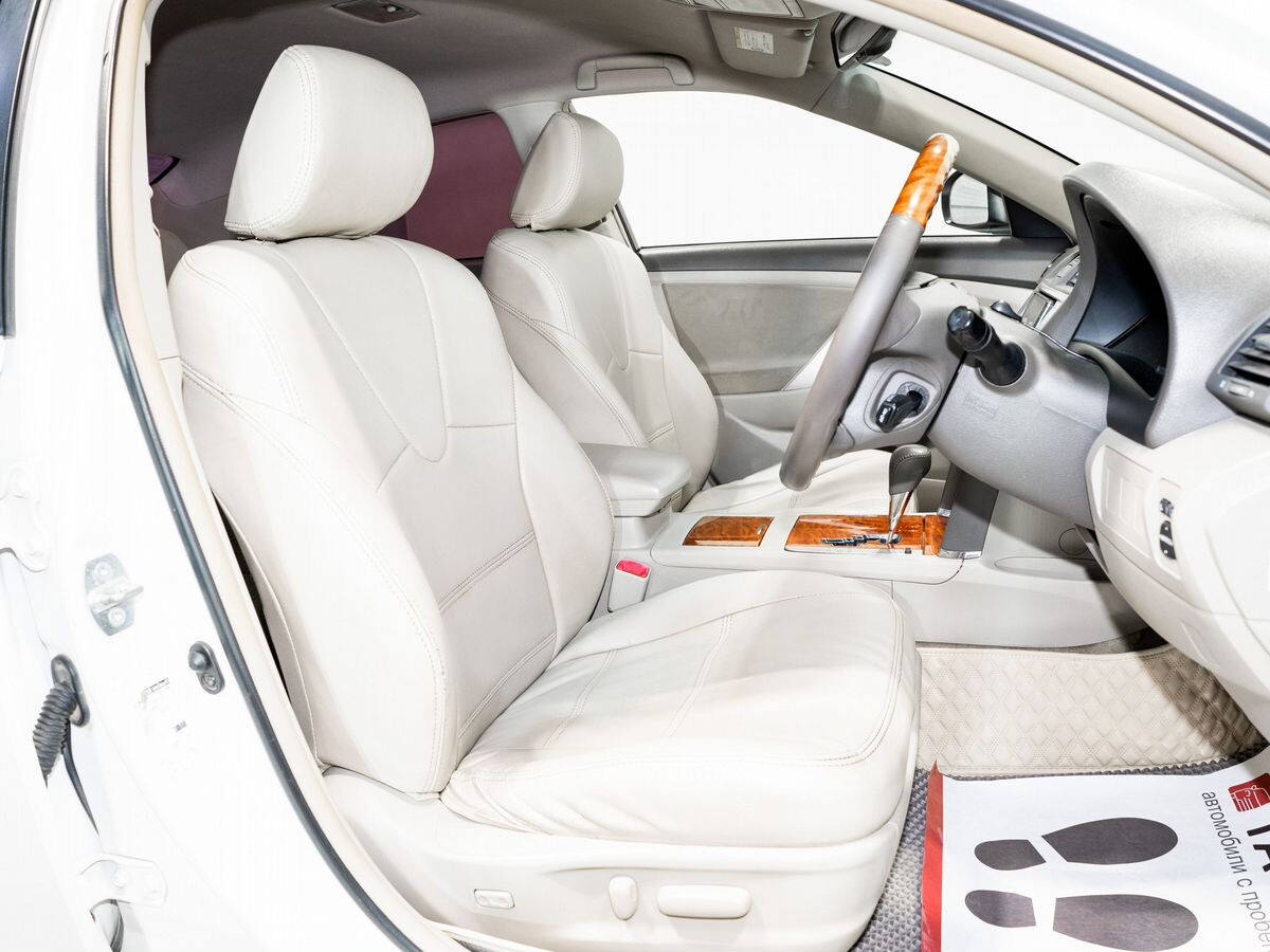 Toyota Camry 2010 - фото автомобиля
