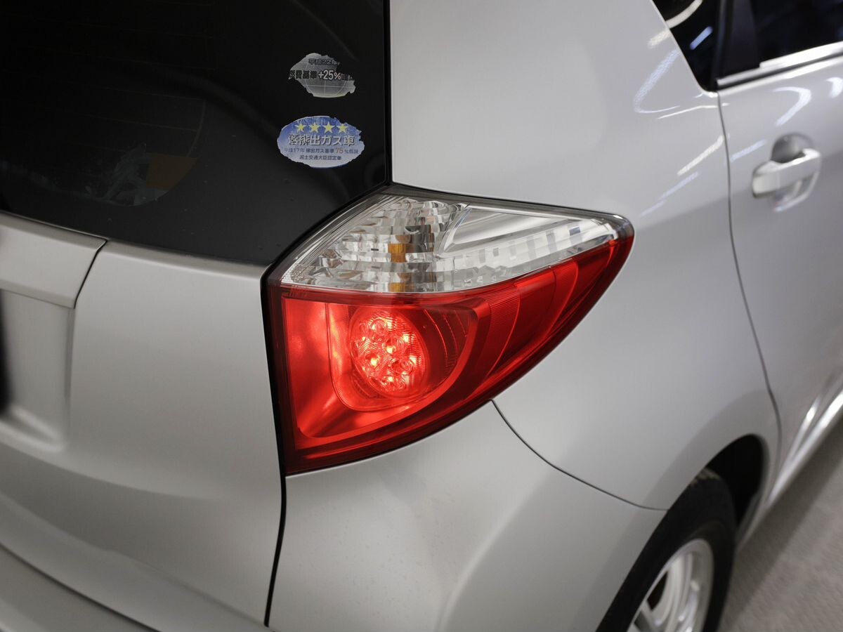 Toyota Ractis 2011 - фото автомобиля