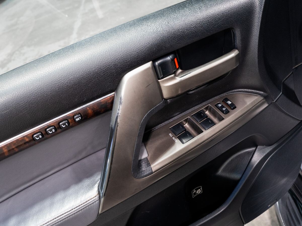 Toyota Land Cruiser 2010 - фото автомобиля
