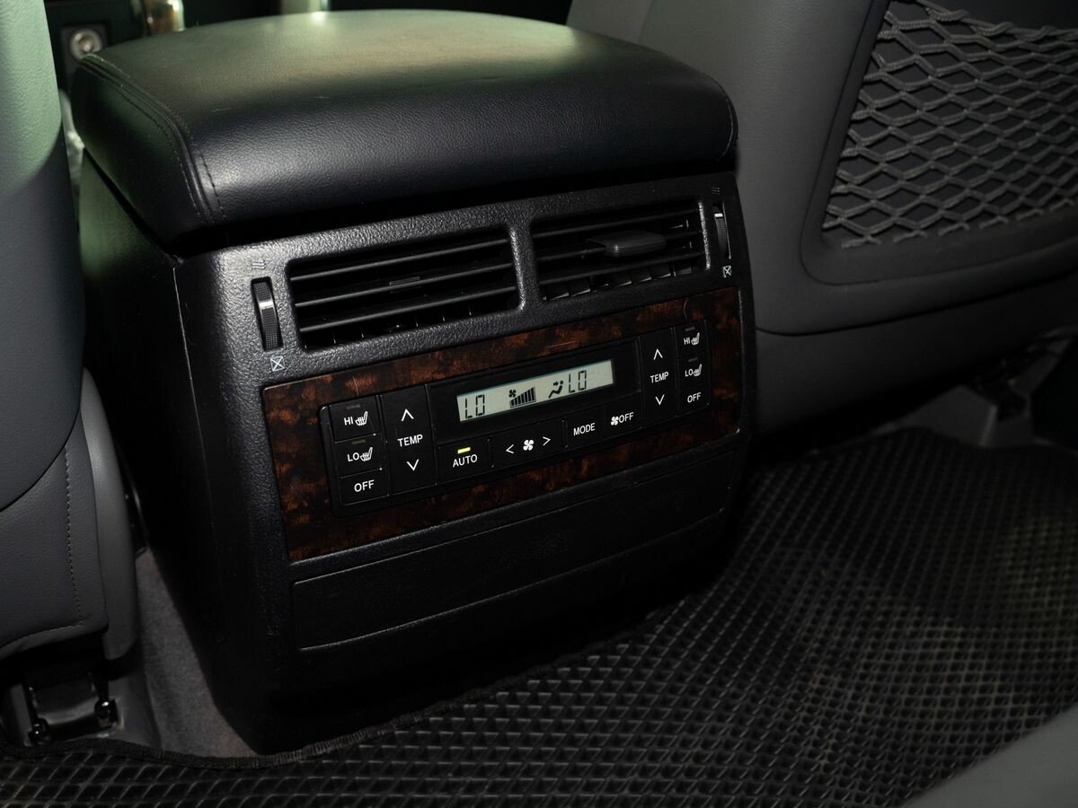 Toyota Land Cruiser 2010 - фото автомобиля