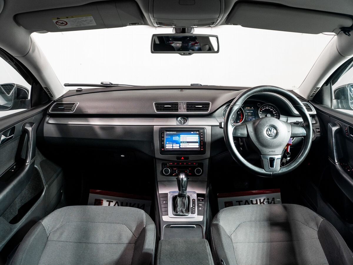 Volkswagen Passat 2011 - фото автомобиля