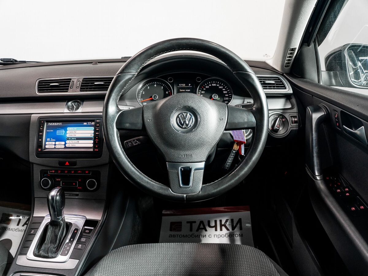 Volkswagen Passat 2011 - фото автомобиля