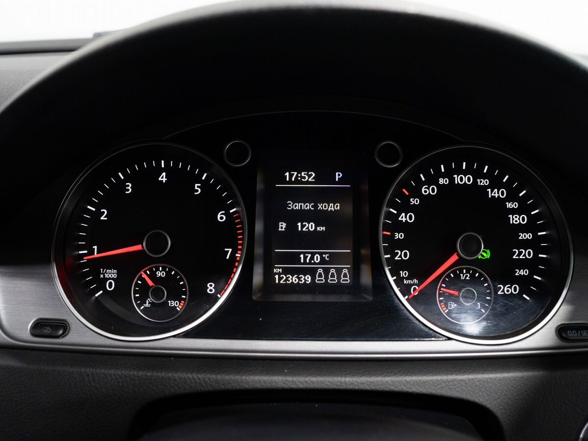 Volkswagen Passat 2011 - фото автомобиля