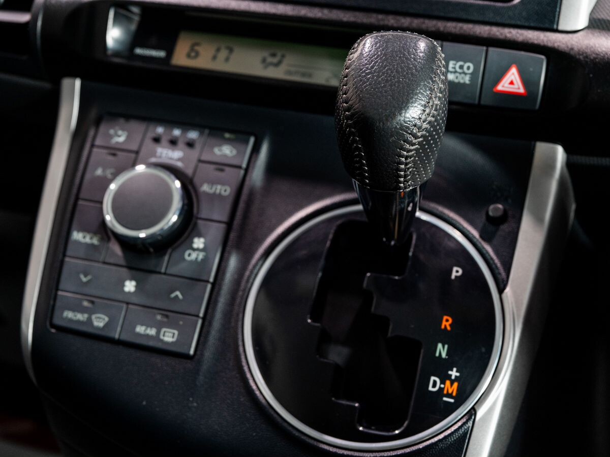 Toyota Wish 2010 - фото автомобиля