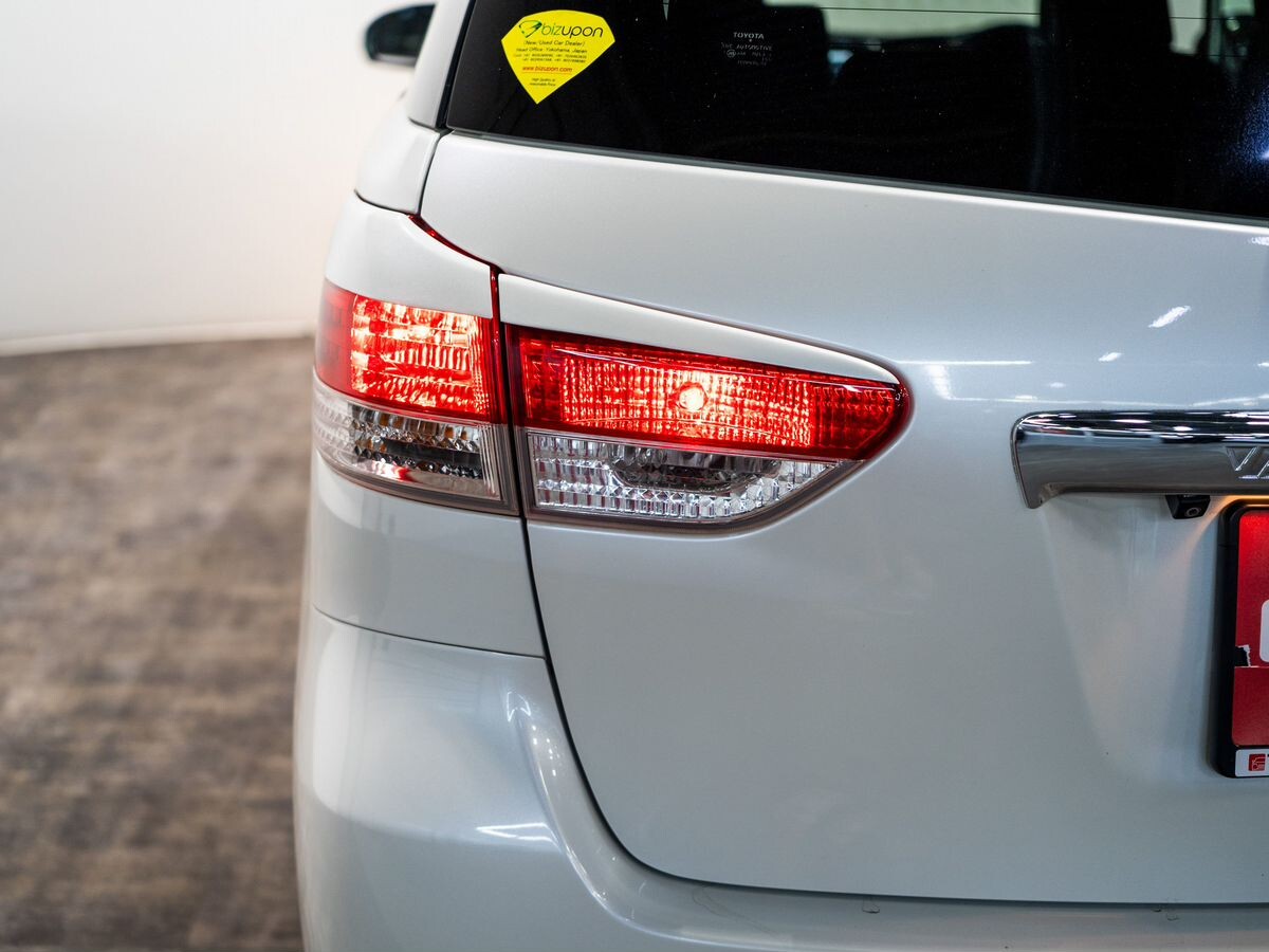 Toyota Wish 2010 - фото автомобиля
