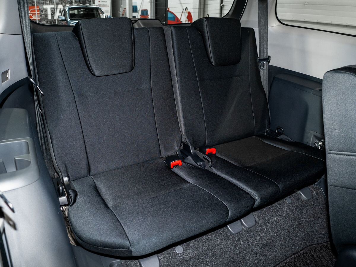Toyota Wish 2010 - фото автомобиля