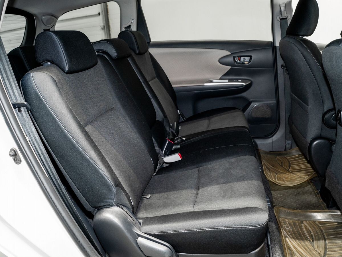 Toyota Wish 2010 - фото автомобиля