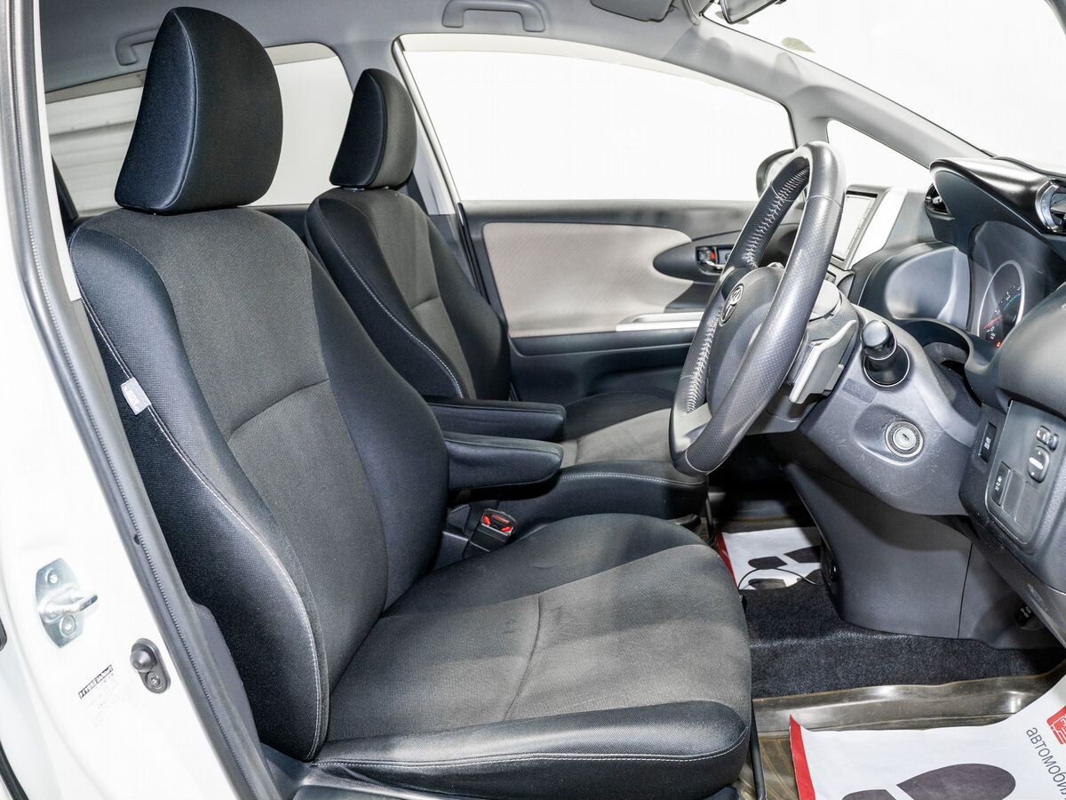 Toyota Wish 2010 - фото автомобиля