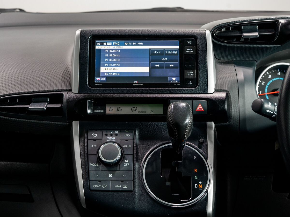 Toyota Wish 2010 - фото автомобиля