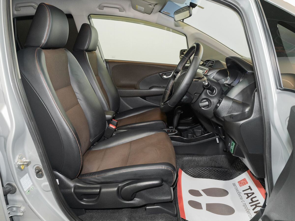 Honda Fit Shuttle 2012 - фото автомобиля