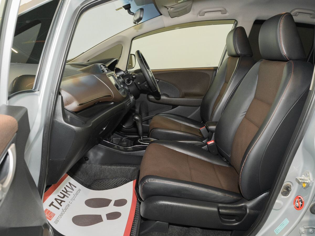 Honda Fit Shuttle 2012 - фото автомобиля