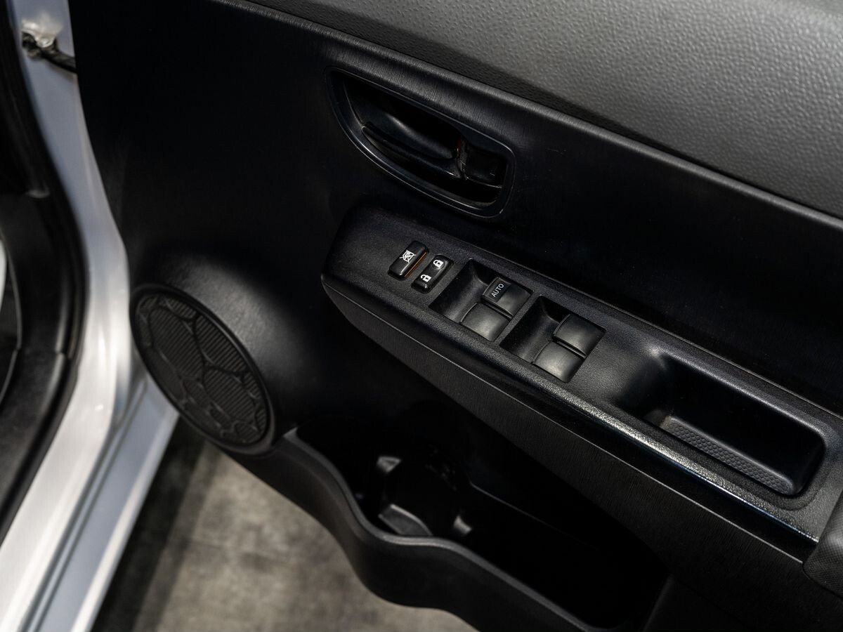 Toyota Vitz 2013 - фото автомобиля