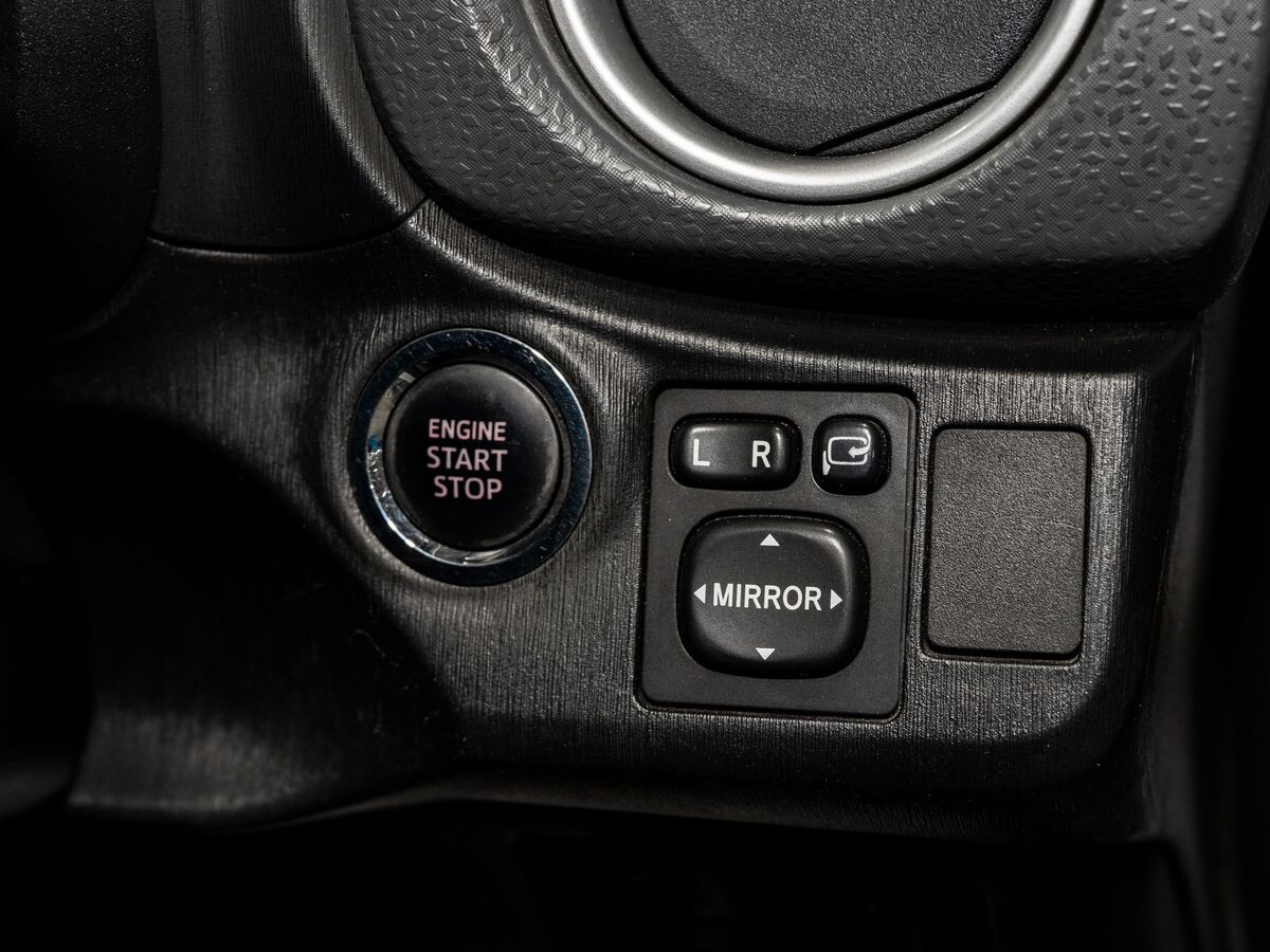 Toyota Vitz 2013 - фото автомобиля