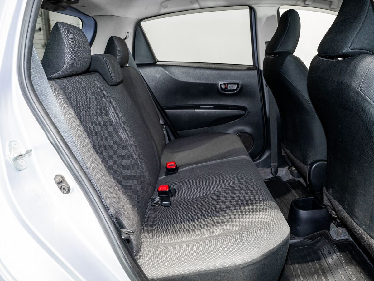 Toyota Vitz 2013 - фото автомобиля