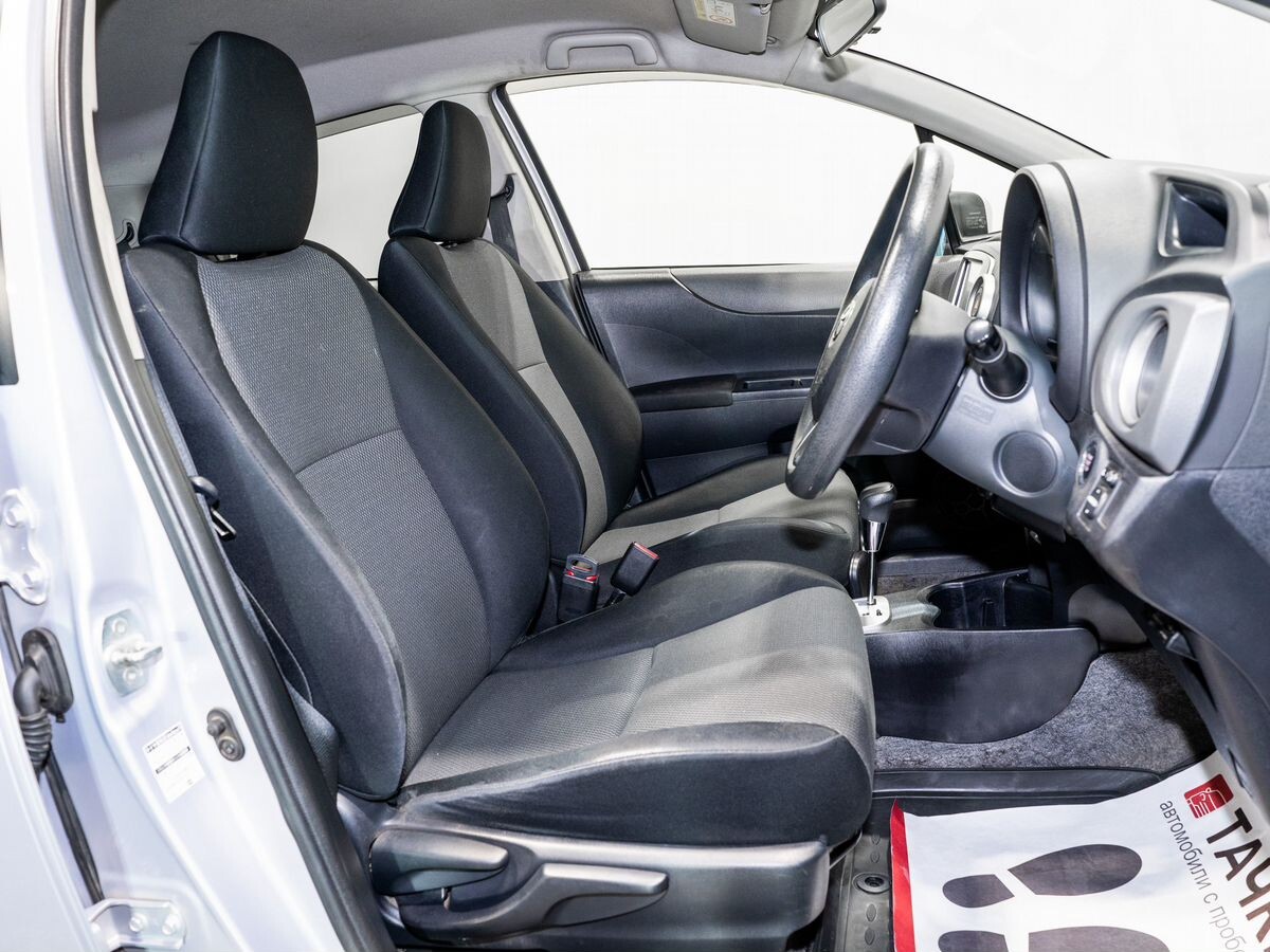 Toyota Vitz 2013 - фото автомобиля