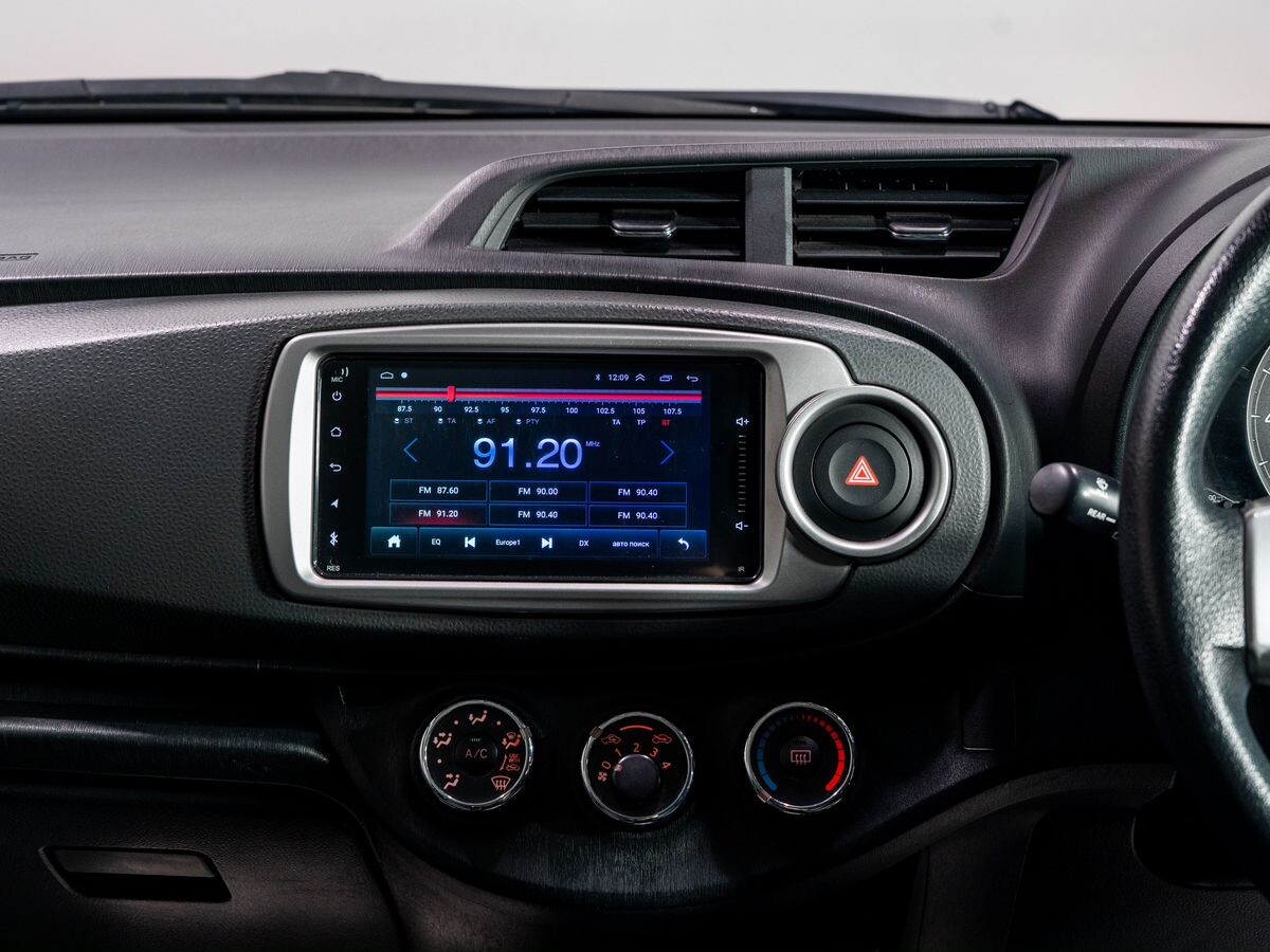 Toyota Vitz 2013 - фото автомобиля