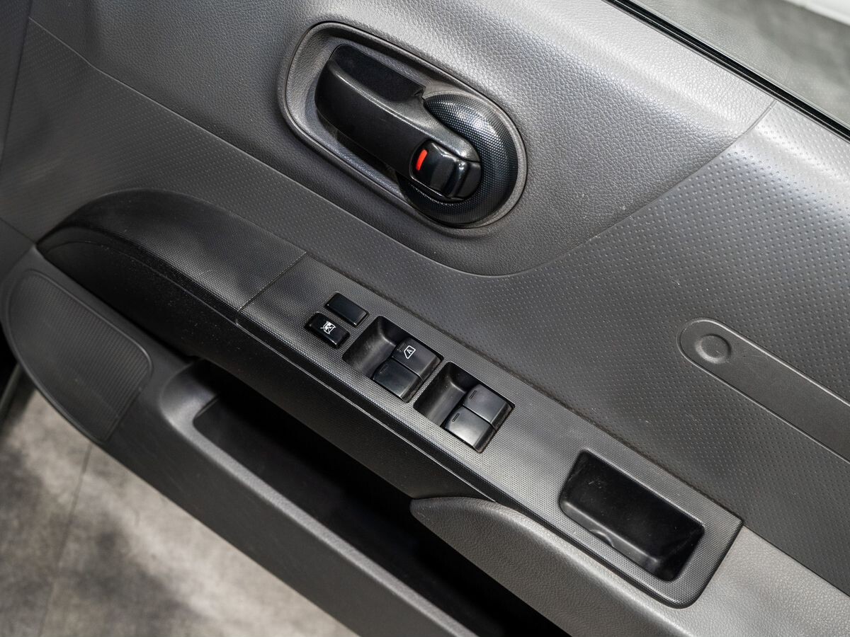 Mazda Familia 2017 - фото автомобиля