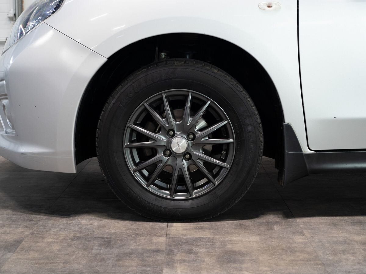 Mazda Familia 2017 - фото автомобиля