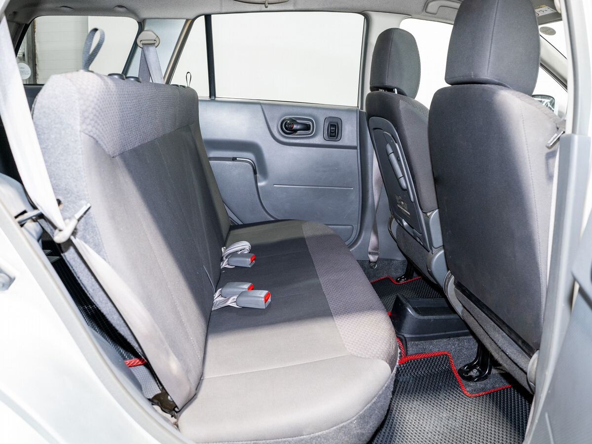 Mazda Familia 2017 - фото автомобиля
